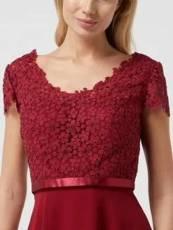 Luxuar Cocktailkleid Mit Ziersteinen Und Floralen Stickereien - Bordeaux Rot -Formal Dress Geschäft 89a3idi69l452ia59d44oi9l74qkoihm757j6hae68qjiki99d5k8c2175242j276d63ikadap236kag753macb361i36cpn6phjap1k65h6ce9m60sj8opn61j3cdhk60smcd8