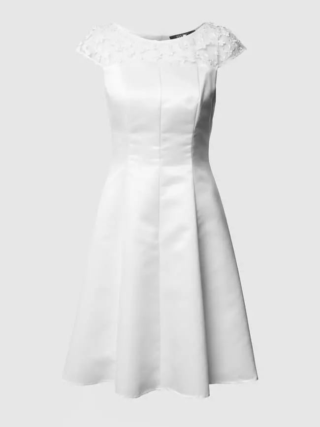 Swing Brautkleid Mit Floralem Besatz - Offwhite 4 Swing Brautkleid Mit Floralem Besatz - Offwhite – Bild 2