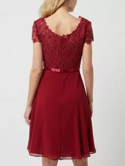 Luxuar Cocktailkleid Mit Ziersteinen Und Floralen Stickereien - Bordeaux Rot -Formal Dress Geschäft 8t54gihh7545cj9j692l8ha99t2jacak8gs38j2360okmkq98h5k6iho6sr32calad5kokq89l7kuli16co62p316coj0phk6pgm6chk61i30e366op68dphclhj8p1pcgoj6d8