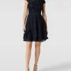 Jake*s Cocktail Cocktailkleid Mit Spitzenbesatz - Marineblau Meliert -Formal Dress Geschäft 9584alic84ok8gq8agq5ac2g6d958ihj6tb5akq69t3kciikaks58gpi6t1j8dhpapa4ge2k6t758dqdaoo3adph6th3cphh68rjiphkc8rj8e346kr3cdphckq3edj564sj4pg