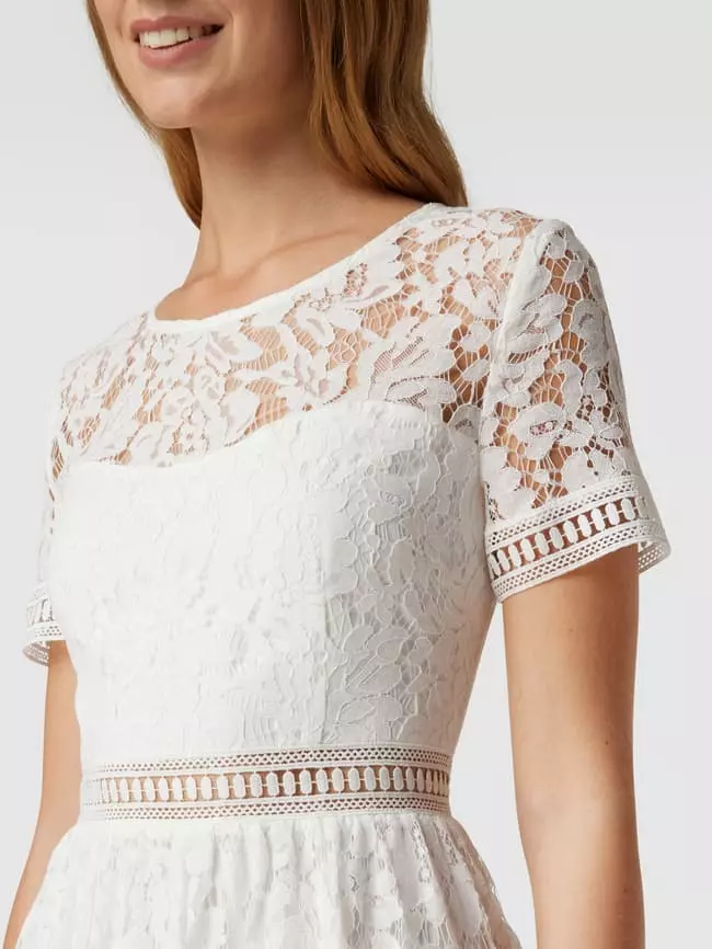 Apart Glamour Kurzärmeliges Brautkleid Mit Floralen Stickereien - Offwhite 8 Apart Glamour Kurzärmeliges Brautkleid Mit Floralen Stickereien - Offwhite – Bild 6