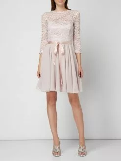 Swing Cocktailkleid Aus Floraler Spitze Mit Ausgestelltem Rockteil - Rosa