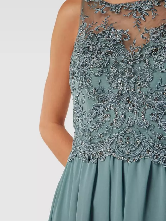 Laona Abendkleid Mit Ziersteinen Und Floralen Stickereien - Schilf 5 Laona Abendkleid Mit Ziersteinen Und Floralen Stickereien - Schilf – Bild 3