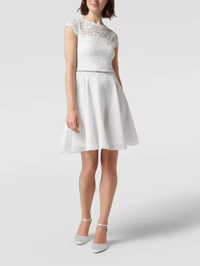 Swing Brautkleid Mit Floralen Stickereien Und Ziersteinen - Offwhite 3 Swing Brautkleid Mit Floralen Stickereien Und Ziersteinen - Offwhite